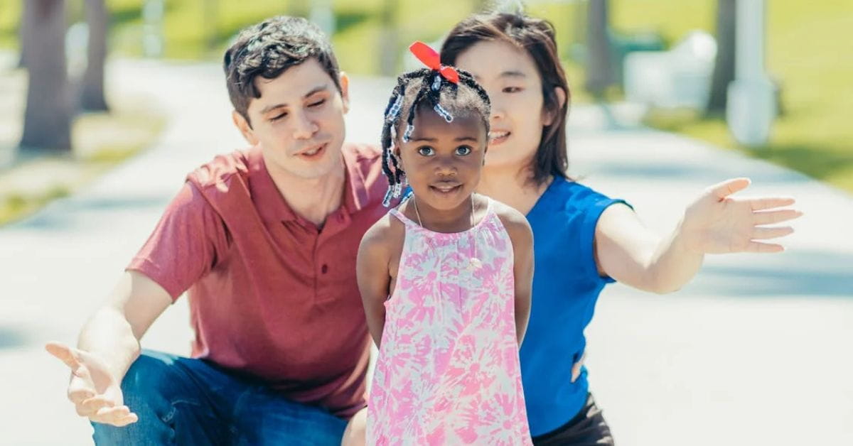 Família feliz simboliza o mês da adoção com acolhimento e amor