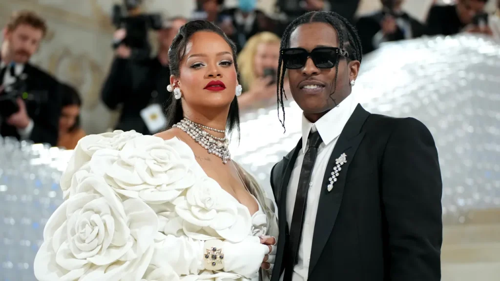 Convidados do Met Gala 2025 exibem trajes personalizados que refletem o tema “Superfine: Tailoring Black Style”