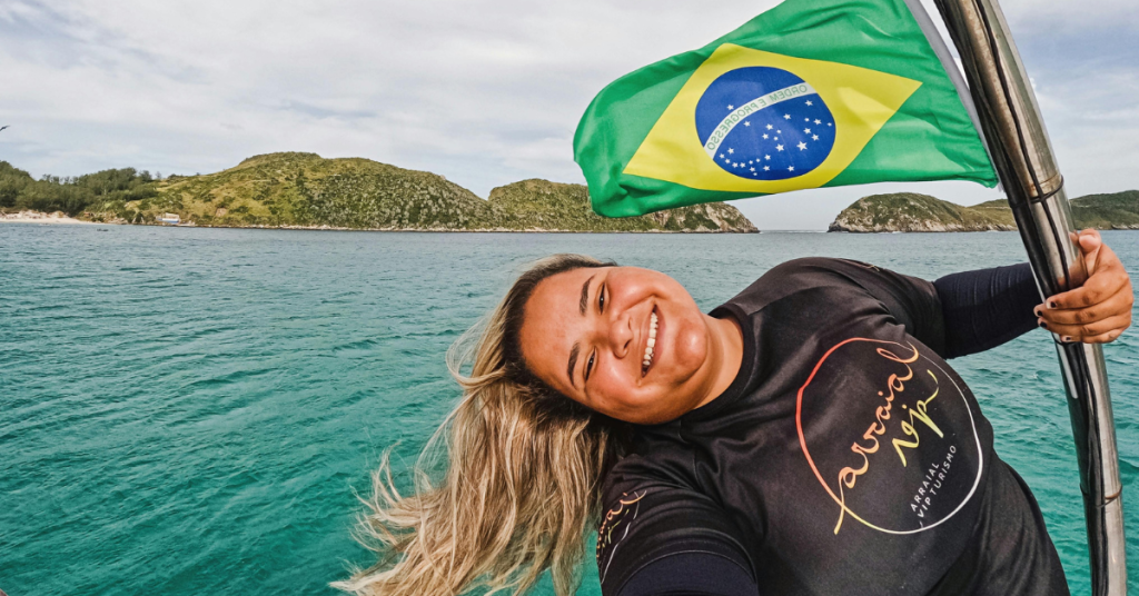 Mulher sorrindo com a bandeira do Brasil simboliza o otimismo dos brasileiros em 2025.