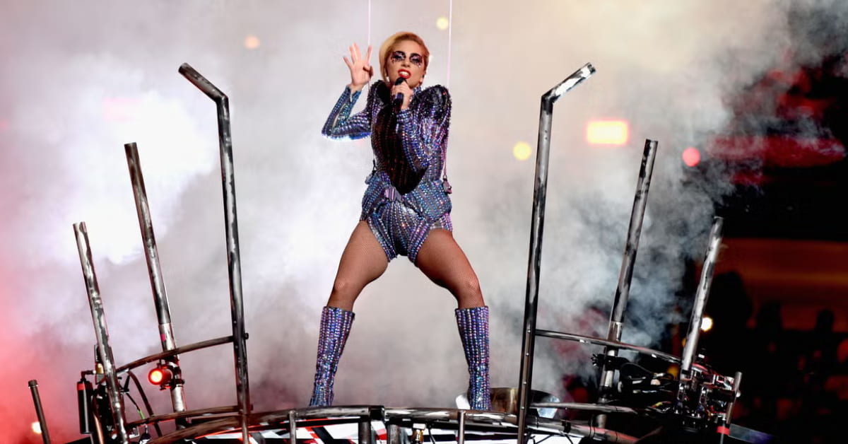 Lady Gaga faz show gratuito com visual futurista e efeitos de fumaça no palco