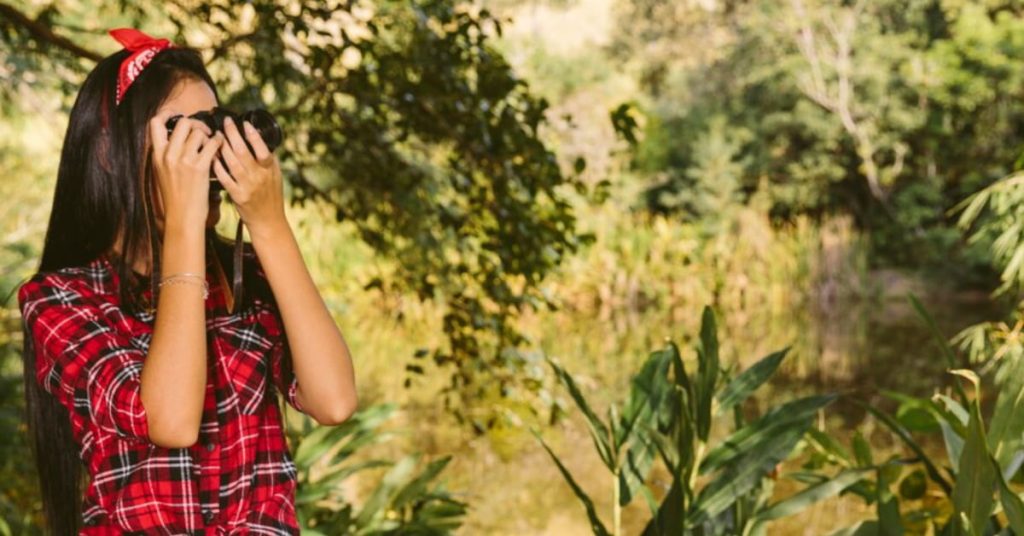 Cartilha sobre autolesão entre jovens incentiva expressão criativa com fotografia na natureza