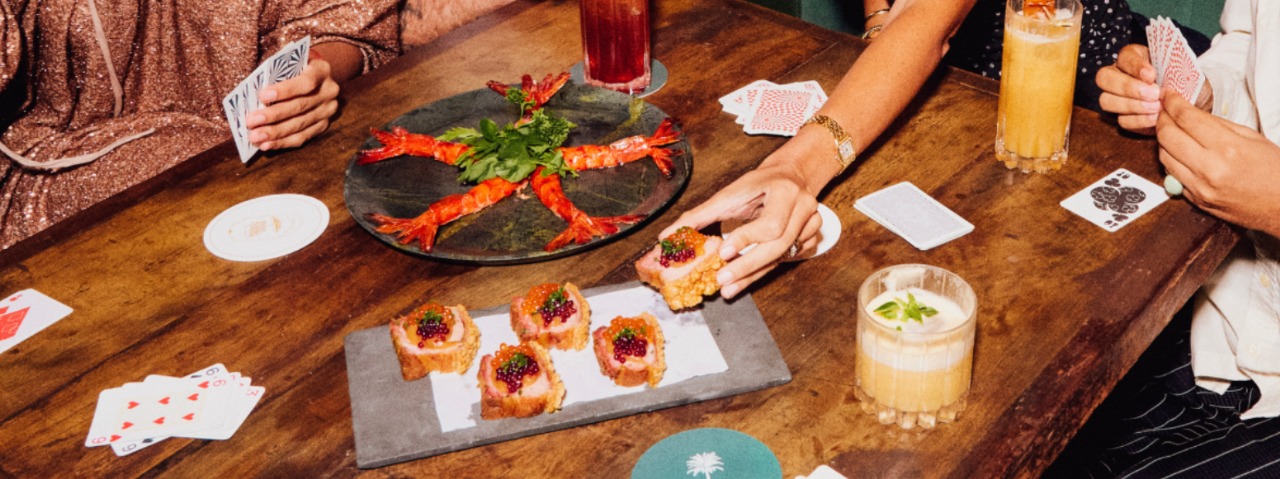 Clientes aproveitando happy hour no Resid Bar em clima descontraído.