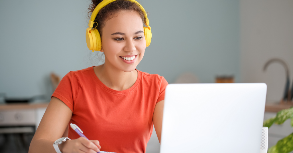 Jovem cearense estuda com notebook em casa, representando acesso ao ensino superior a distância.