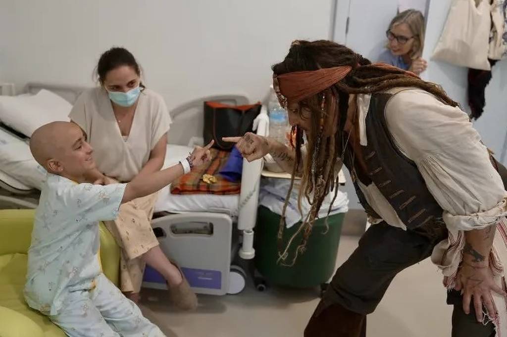 Johnny Depp se fantasia de Jack Sparrow e encanta crianças em hospital espanhol.