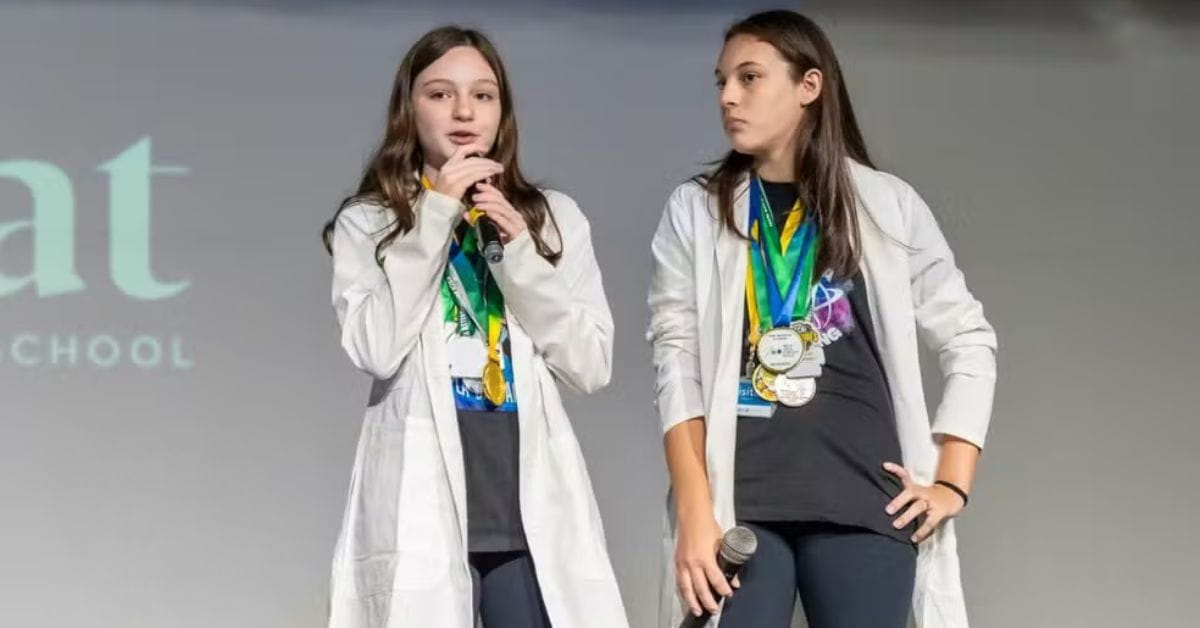 Crianças prodígio brasileiras Beatriz e Isabella Toassa apresentam projeto científico em evento escolar com medalhas no peito
