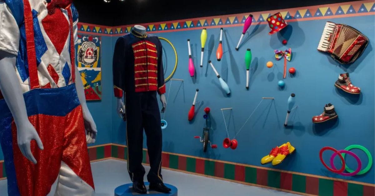 Exposição em São Paulo exibe fantasias e objetos clássicos do universo do circo, como malabares, monociclo, sapatos coloridos e instrumentos musicais. Exposição em São Paulo exibe fantasias e objetos clássicos do universo do circo, como malabares, monociclo, sapatos coloridos e instrumentos musicais.