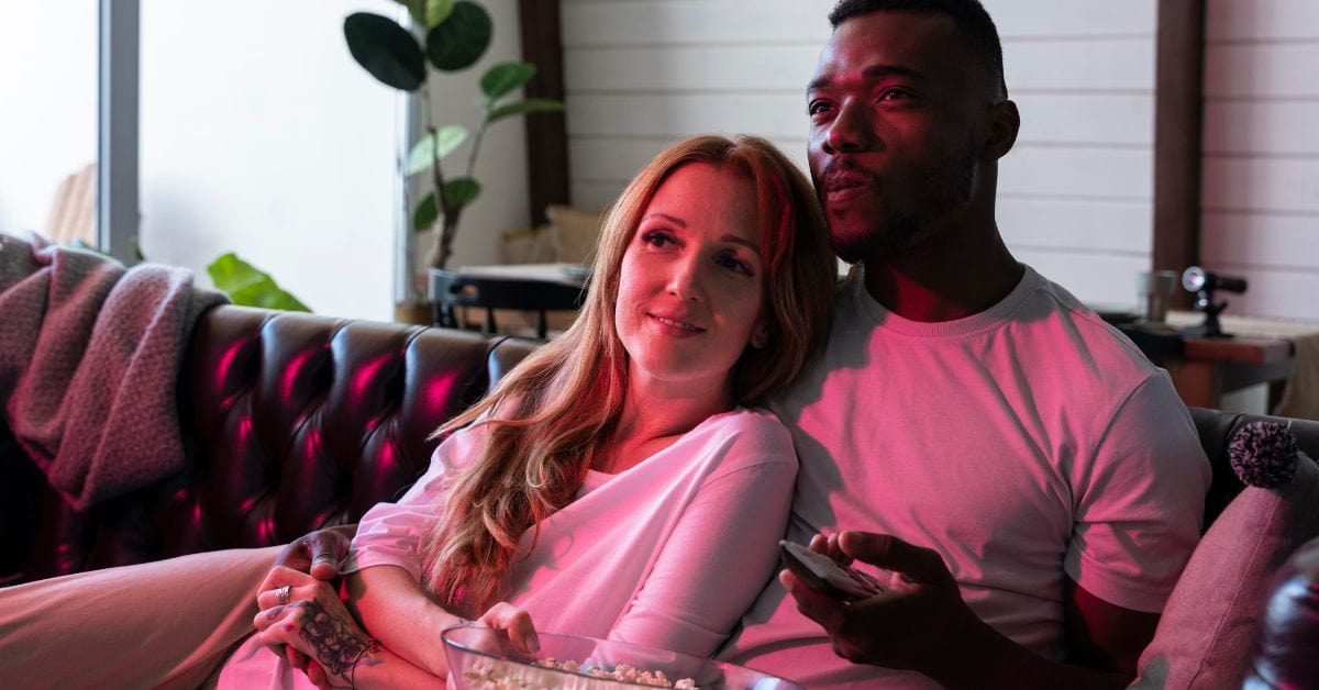 Casal assistindo filmes de romance no streaming no sofá