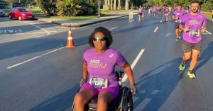 Maratona do Rio celebra inclusão com atleta em cadeira de rodas