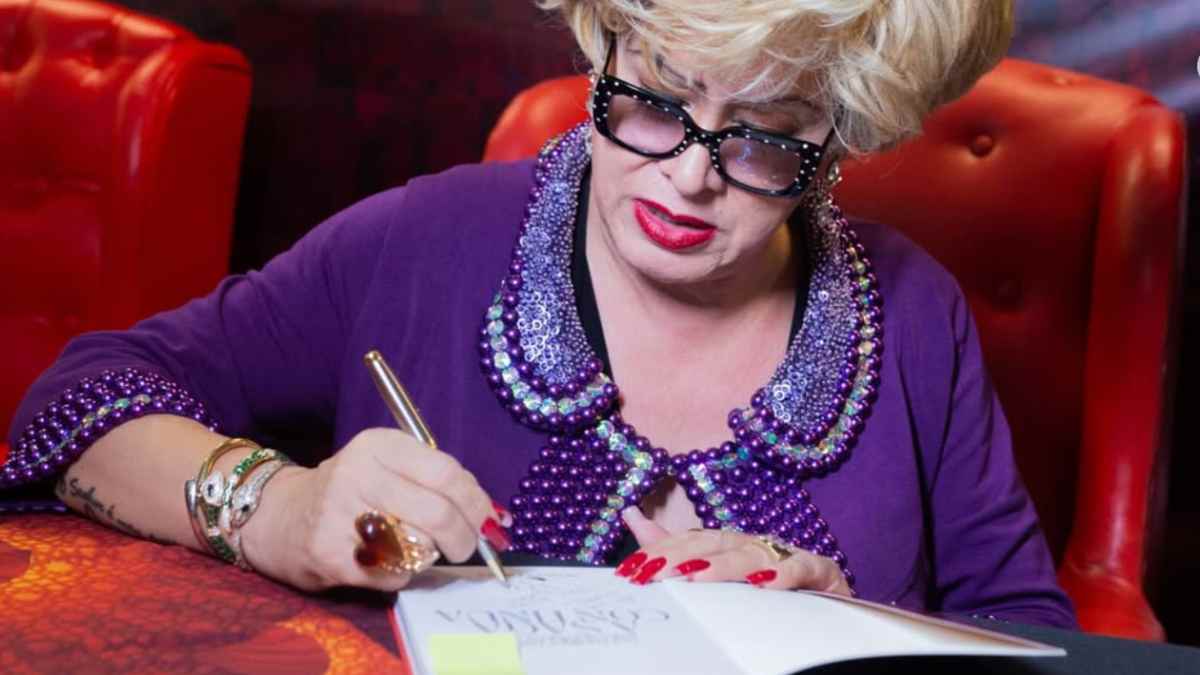 Nany People celebra 50 anos de carreira com sessão de autógrafos