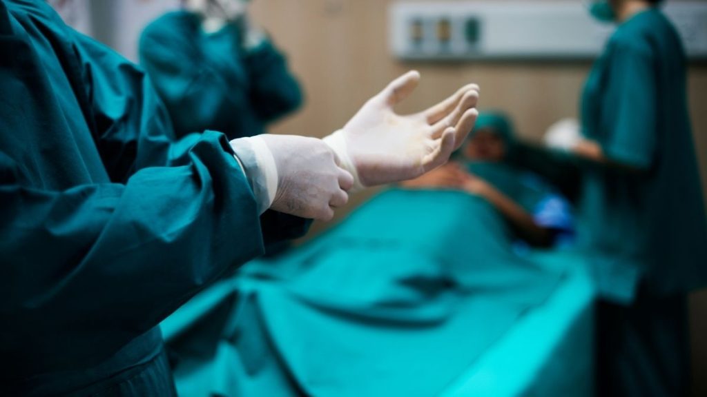 SUS bate recorde de transplantes. Médico se preparando para iniciar uma cirurgia.