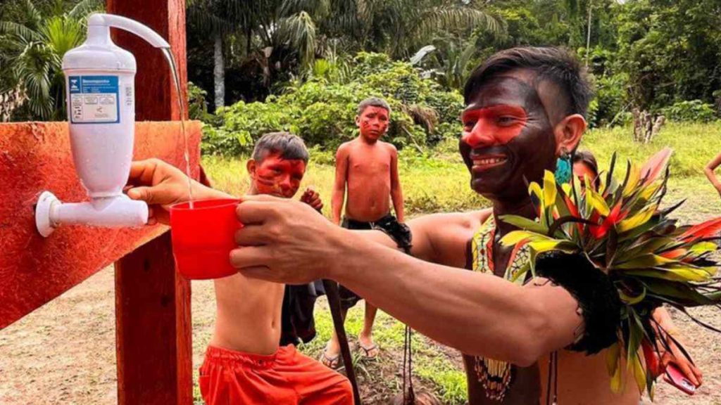Sistemas comunitários de água potável instalados em aldeia Yanomami com energia solar e filtros naturais.