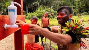 Sistemas comunitários de água potável instalados em aldeia Yanomami com energia solar e filtros naturais.