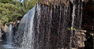cachoeira sustentável construída com material reciclado em Magé