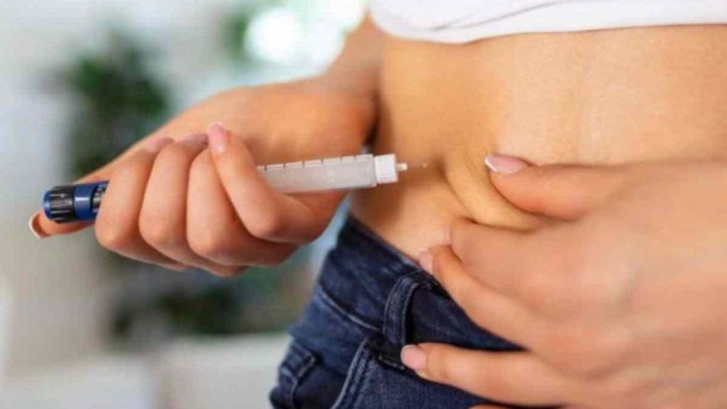 Pessoa aplicando injeção de efeito Ozempic no braço, medicamento para diabetes e emagrecimento.