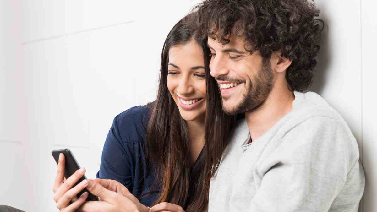 Casal trocando cartas com mensagem Dia dos Namorados, celebrando o amor com gestos simples e emocionantes.