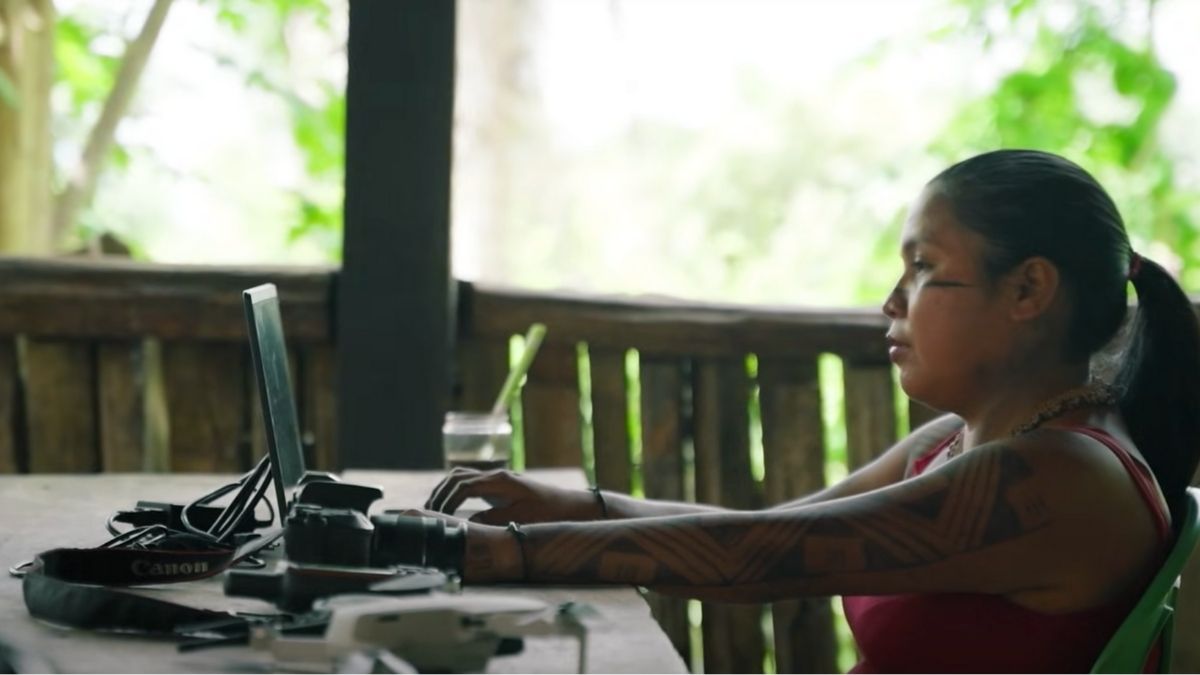 Mulheres Guajajara em série britânica usam drones para proteger a floresta.