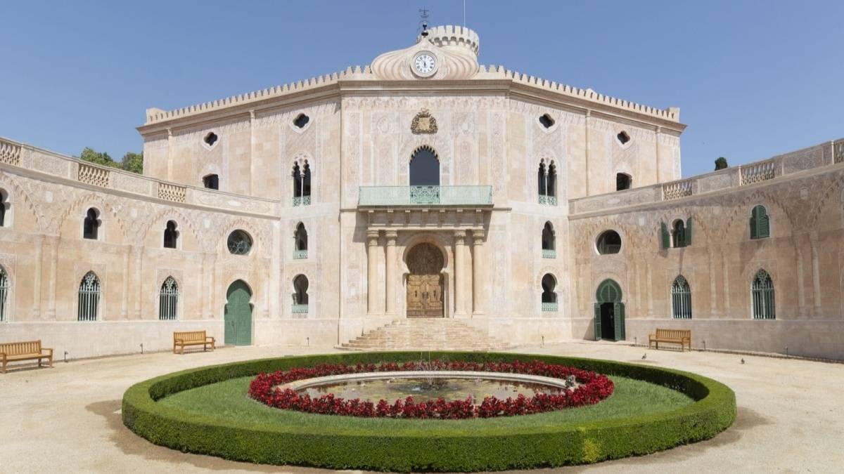 Fachada restaurada do palácio secreto em Barcelona