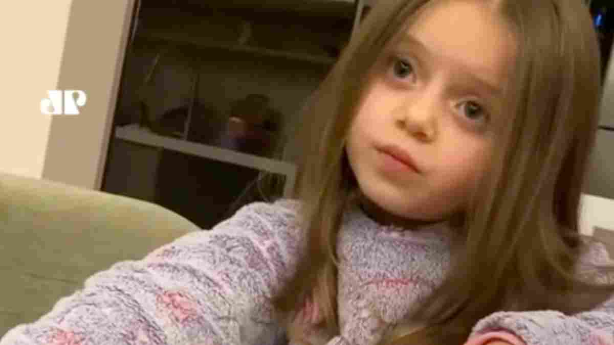 Pai e filha conversando com afeto, representando a parentalidade positiva em ação.