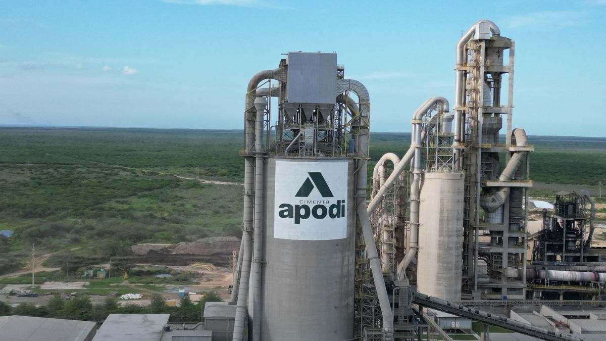 Fábrica do Cimento Apodi da M. Dias Branco em Quixeré com estrutura industrial moderna