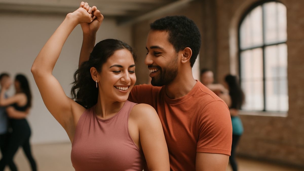 Casal dançando ritmo latino representa os impactos da dança no cérebro.