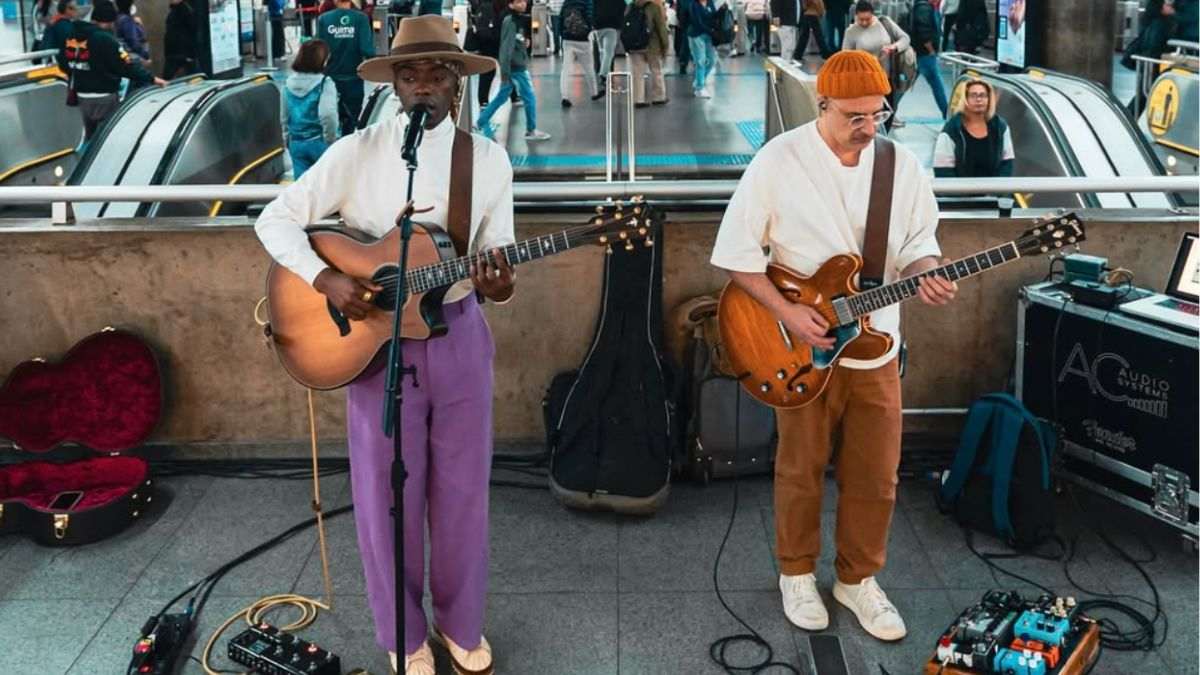 Jota.pê da MPB canta em show surpresa no metrô de São Paulo