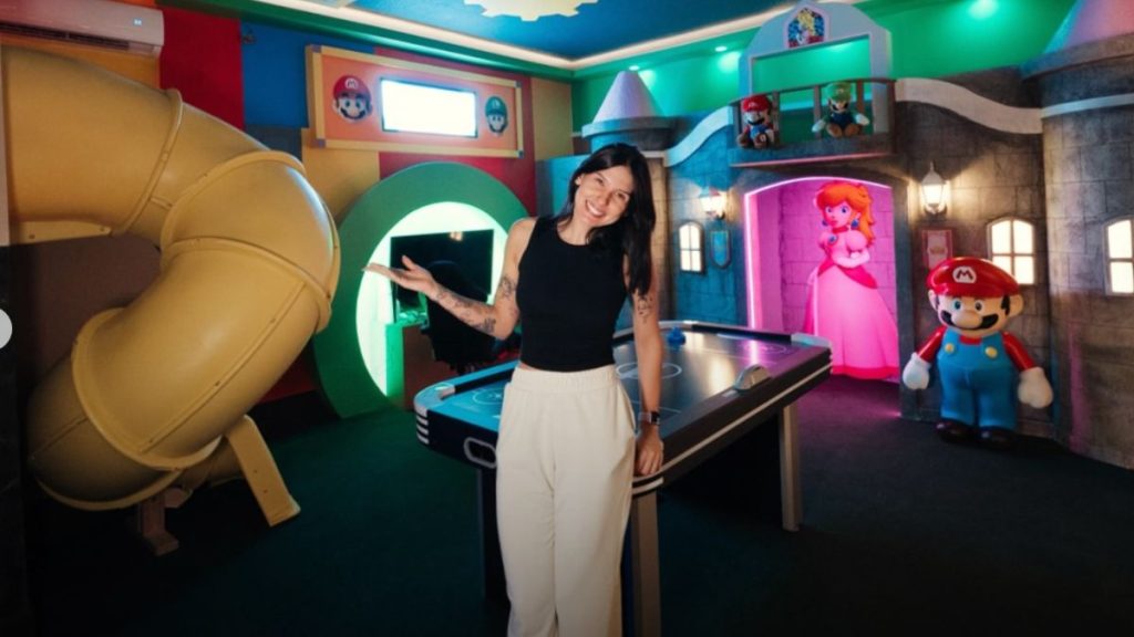 Mansão de Ana Castela em Orlando com sala temática inspirada em Super Mario Bros.