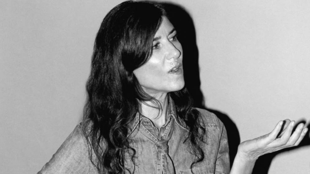 Bella Freud apresentando o podcast da bisneta de Freud.