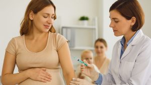 Vacina materna contra VSR aplicada em gestantes reduz internações por VSR em até 72%.