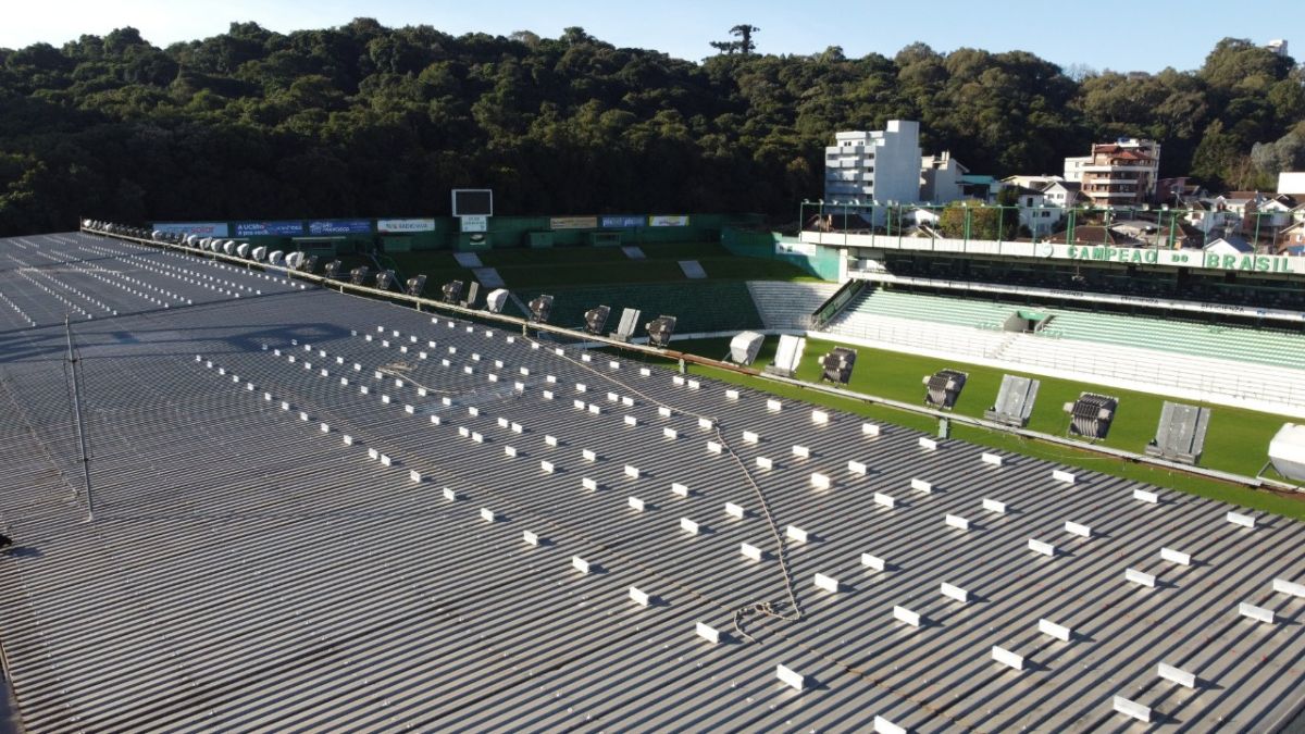estádio brasileiro com iluminação natural e painéis solares reflete sustentabilidade no futebol