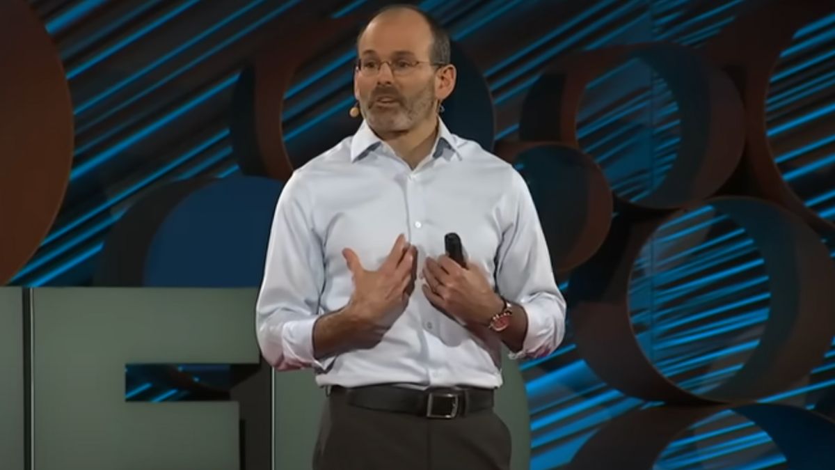 Pesquisador em palestra TED falando sobre como quebrar um hábito ruim com atenção plena e curiosidade.