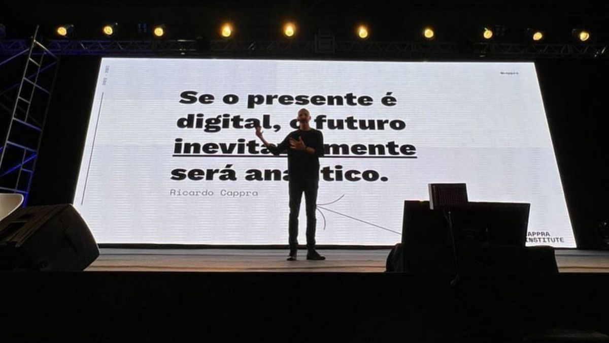 Palestra de Ricardo Cappra sobre o impacto dos dados na sociedade digital, destacando o papel dos livros de mentalidade analítica na formação de líderes estratégicos.