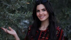 Nadeen Ayoub, Miss Palestina, estreia no Miss Universo 2025 em Bangkok, levando mensagem de esperança e resiliência.