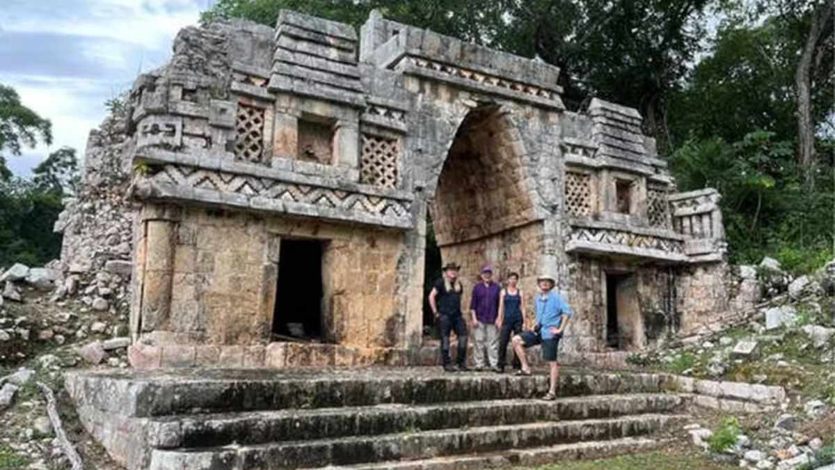 Ruínas maias em Labna com pesquisadores, ligadas ao estudo da seca extrema maia