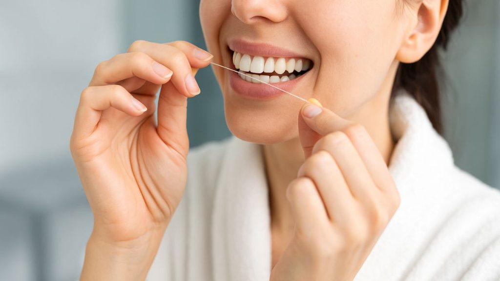 Uso de fio dental como alternativa para vacina sem agulha desenvolvida por cientistas dos EUA.