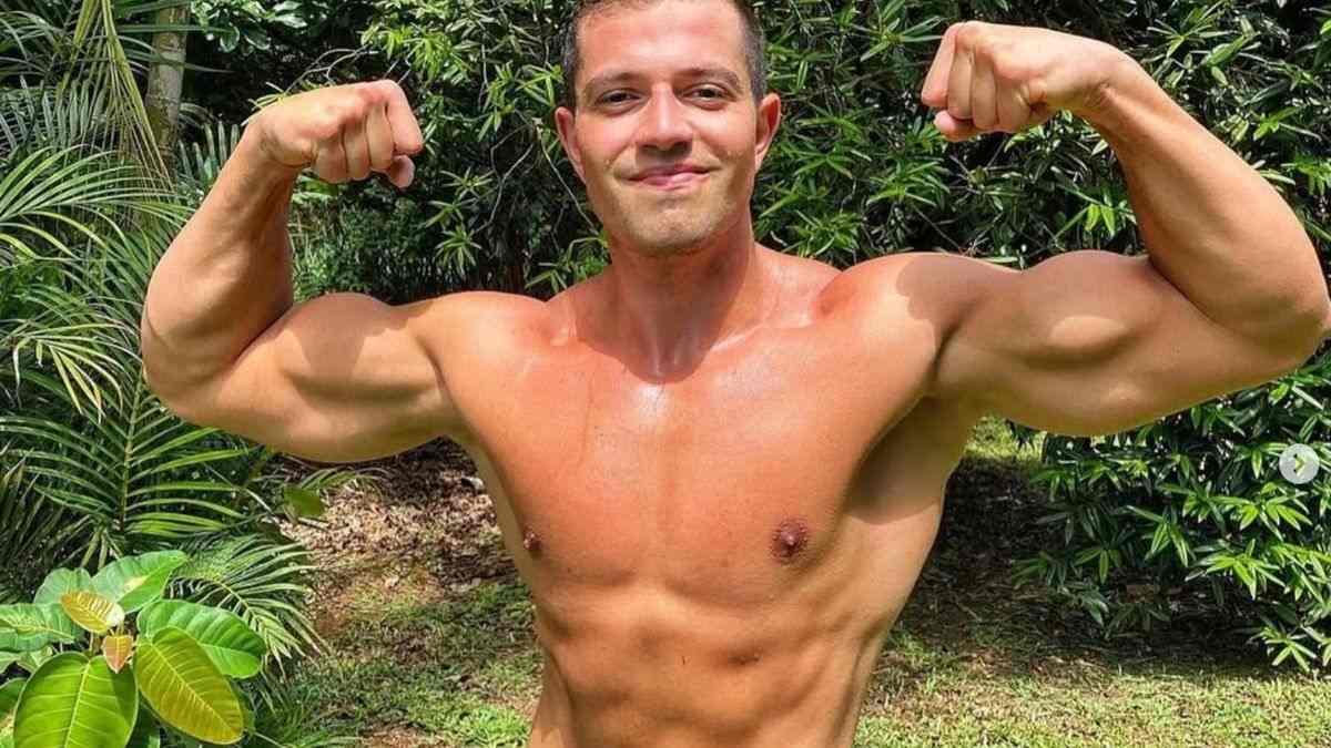 Giancarlo Eidler, treinador vegano, posa ao ar livre mostrando músculos definidos, exemplo de veganos musculosos que alcançam força com dieta vegetal.