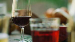 vinhos naturais brasileiros sobre mesa rústica
