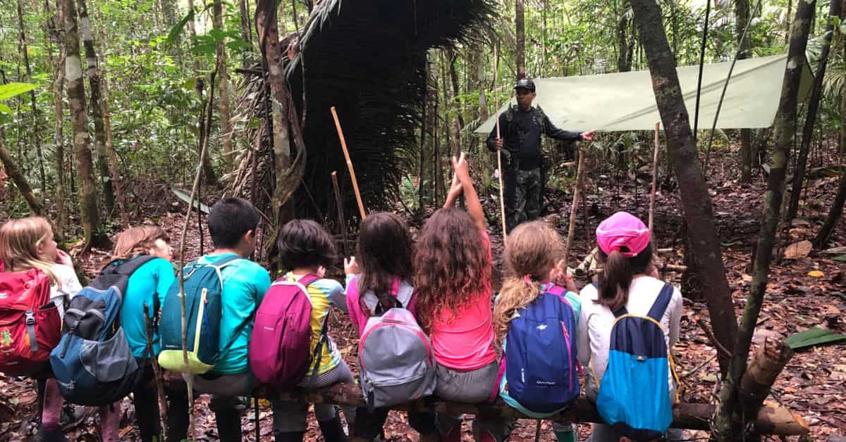 crianças acampando na floresta amazônica em atividade educativa