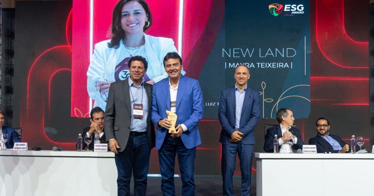 Representantes do Grupo New recebem o ESG Award em reconhecimento às práticas de sustentabilidade, diversidade e inclusão.