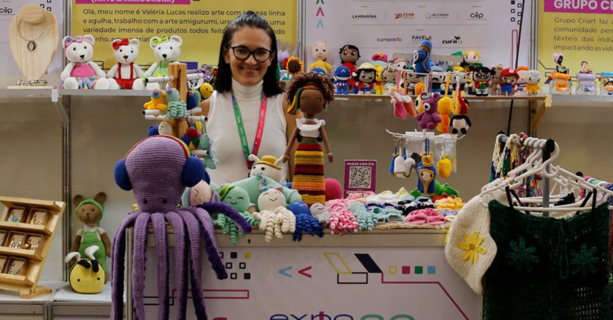 Expositora apresenta artesanato na Expo Favela Ceará 2025 em Fortaleza
