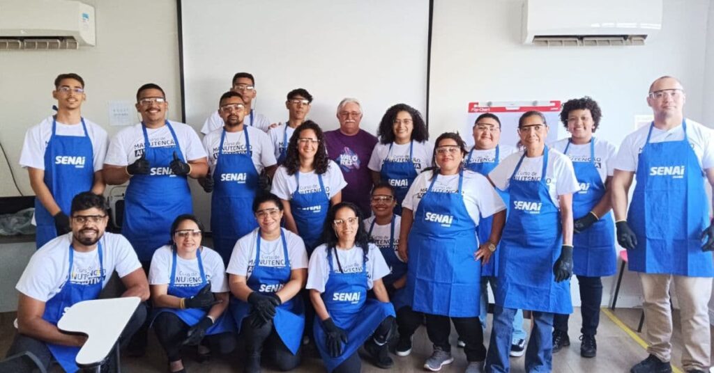 Alunos do Grupo New e SENAI em curso de manutenção automotiva gratuito com inclusão feminina em Fortaleza.