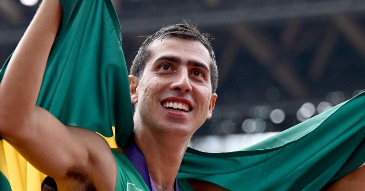 Fotografia de Caio Bonfim durante a final o Mundial de Atletismo Tóquio, representando o Brasil no pódio.