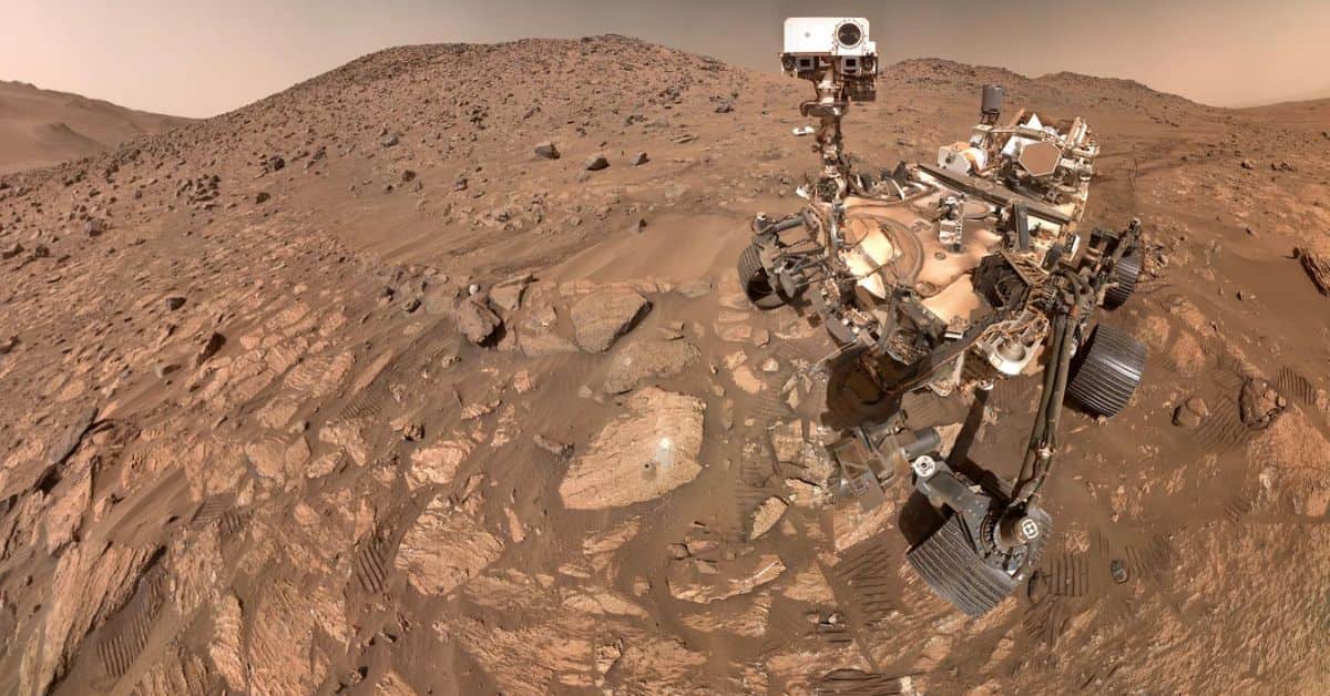 NASA encontra sinais promissores de vida em Marte - O rover Perseverance, da NASA, tirou uma selfie em Marte em 23 de julho de 2024. A rocha “Cheyava Falls”, ao lado esquerdo, apresenta sinais tentadores de possível vida microbiana antiga.
