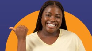 👉 Mulher sorridente em fundo colorido azul e laranja, representando empoderamento no Projeto Potência Feminina em Caucaia.