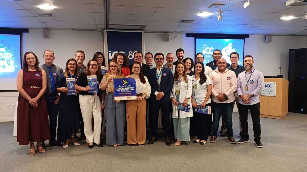 Profissionais e autoridades em solenidade no Hospital Haroldo Juaçaba, celebrando a chegada da nova tecnologia em radioterapia pela Rede ICC Saúde.