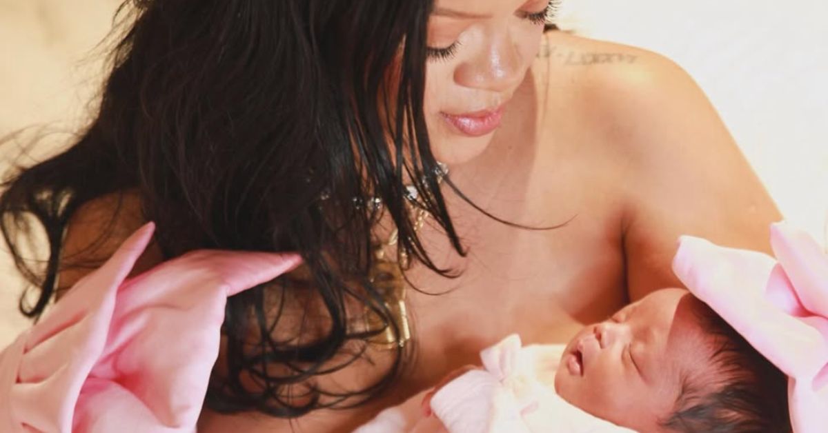 Rihanna celebra nascimento da filha Rocki Irish em momento íntimo