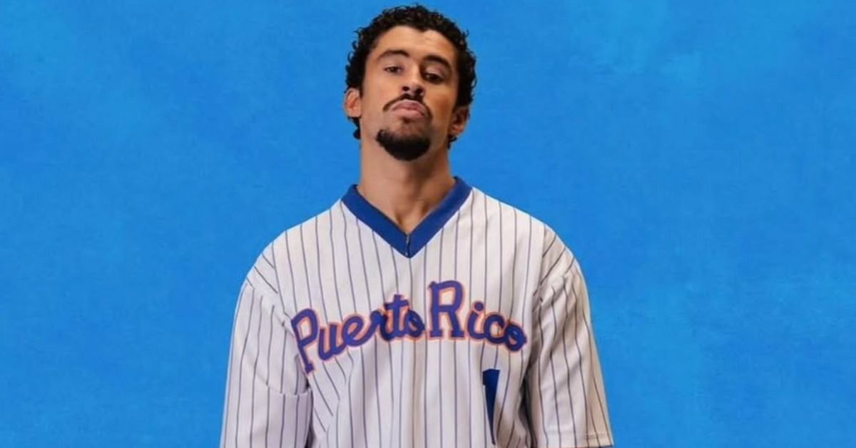 Bad Bunny com camisa de Puerto Rico em fundo azul