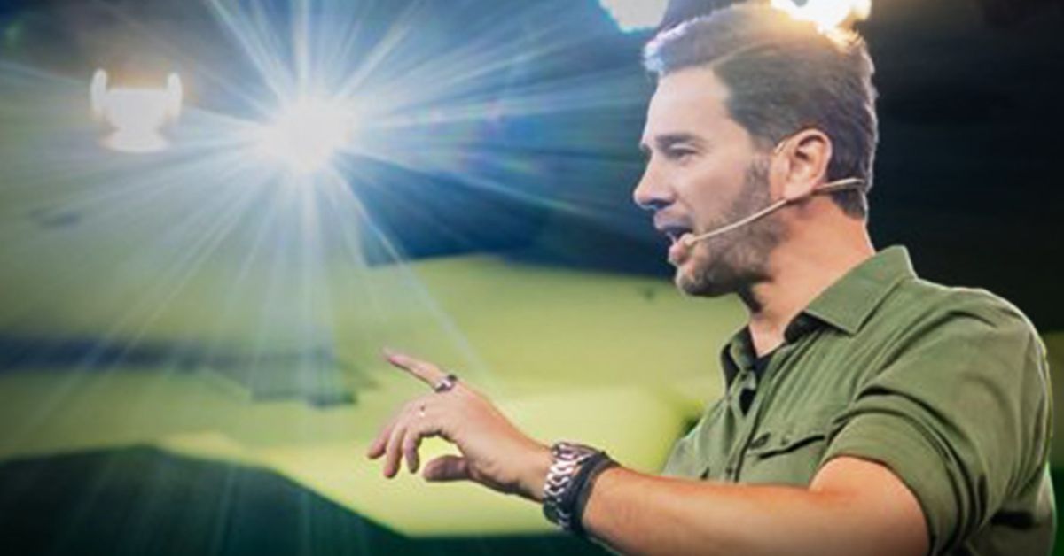 Alexandre Pellaes palestrando sobre o Dia da Comunicação Interna