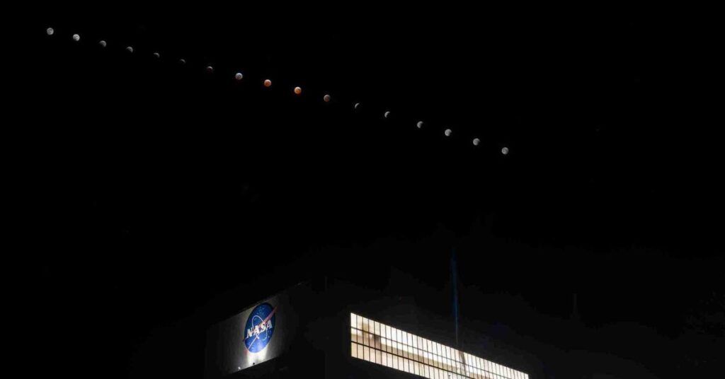 A foto mostra a sequência do eclipse lunar total, também chamado de lua de sangue, em diferentes estágios de sombra e iluminação.