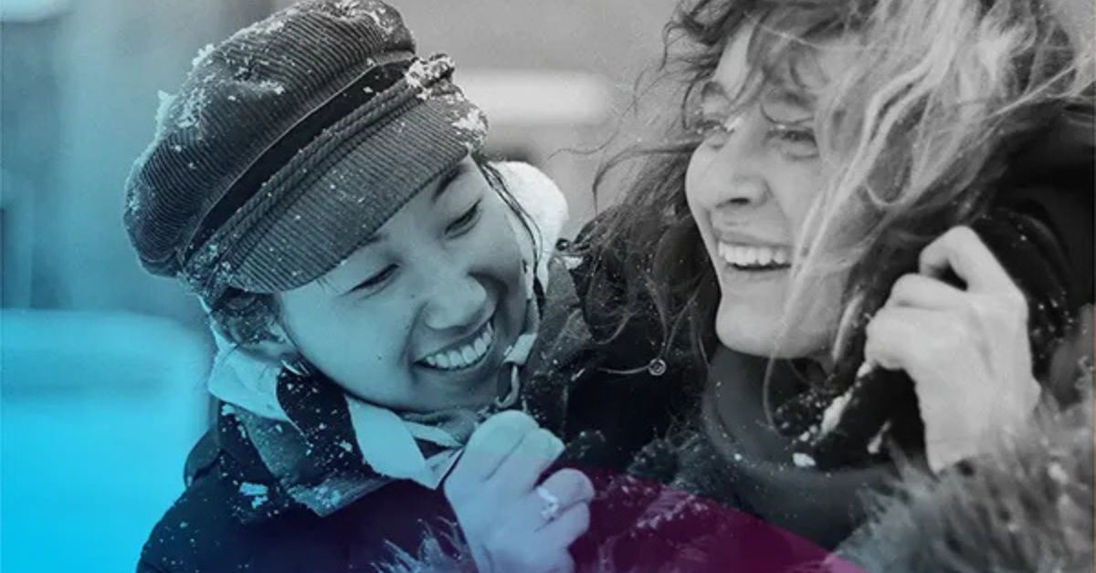 Duas pessoas sorrindo em um momento de convivência, simbolizando a felicidade mundial