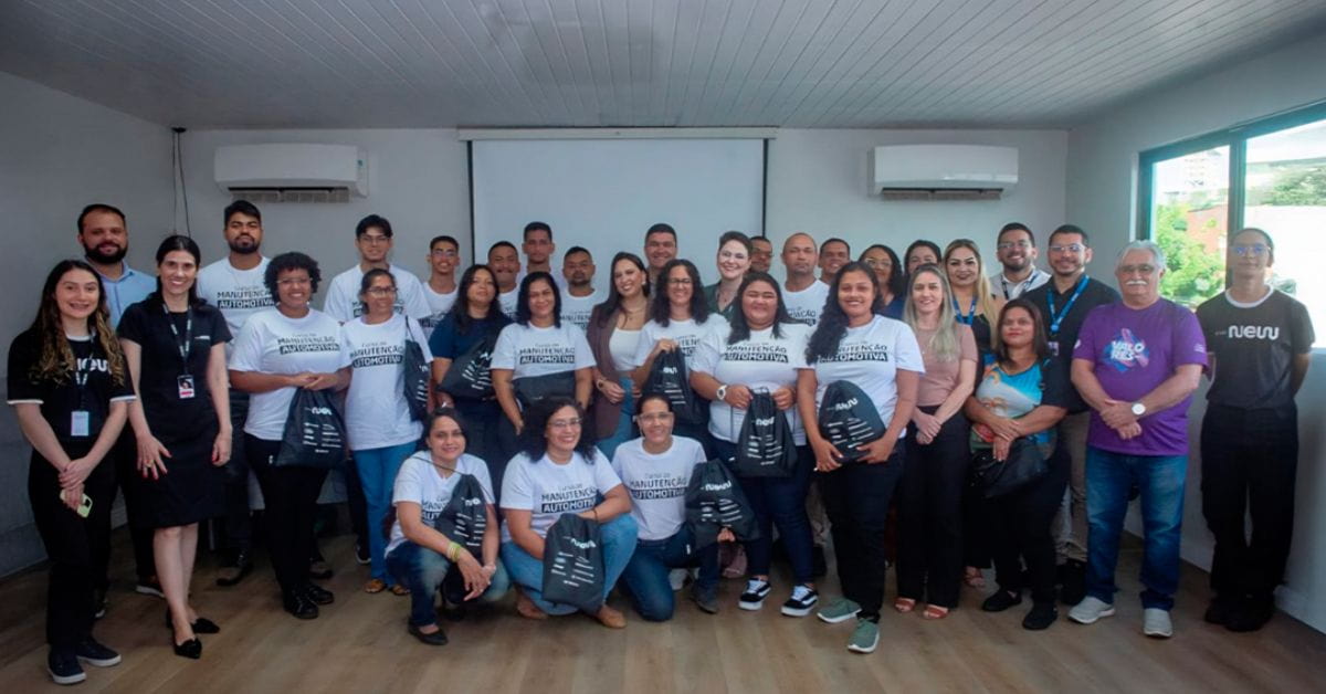 Alunos do Grupo New e SENAI em curso de manutenção automotiva gratuito com inclusão feminina em Fortaleza.